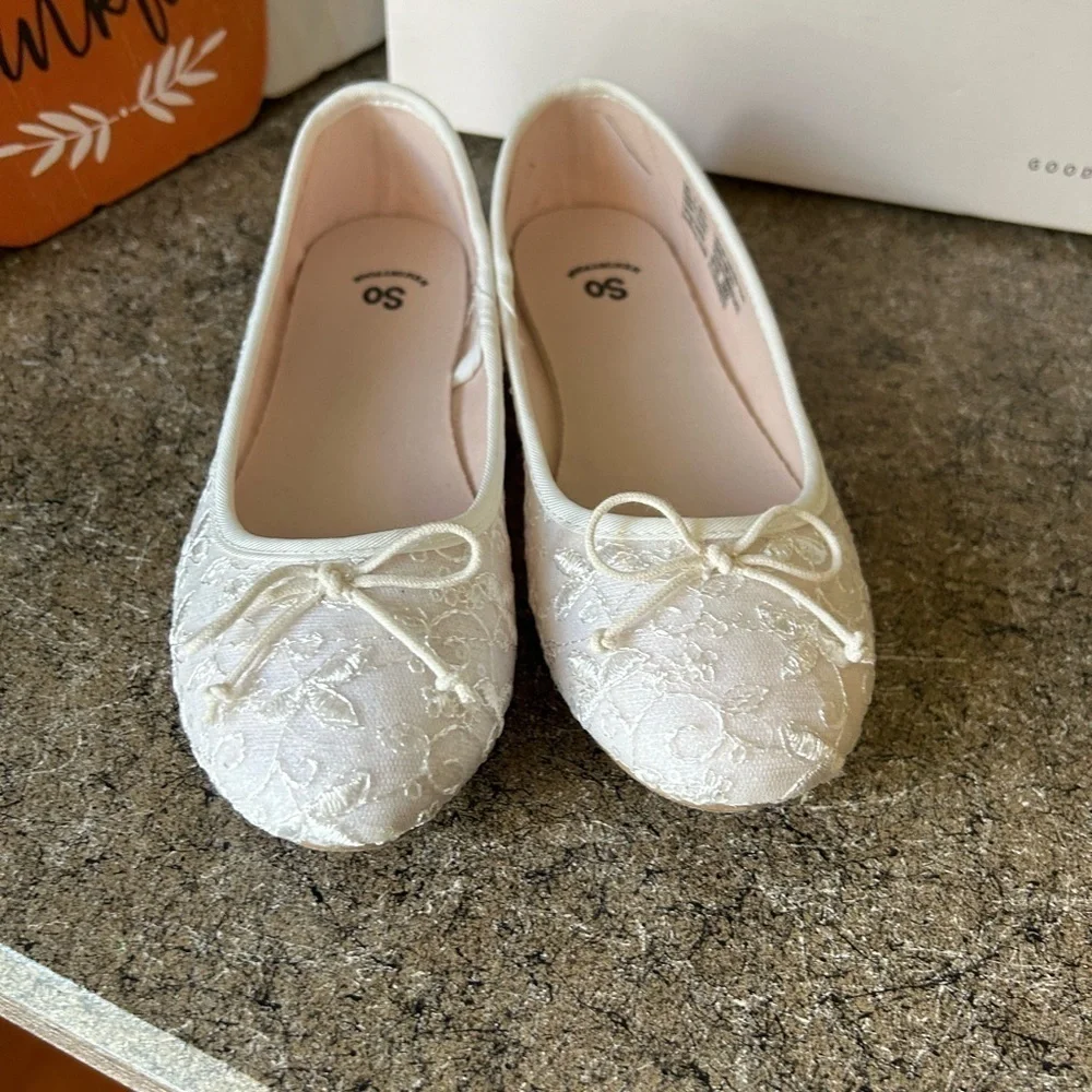 NIB SO Size 2 PENSACOLA White lace flats